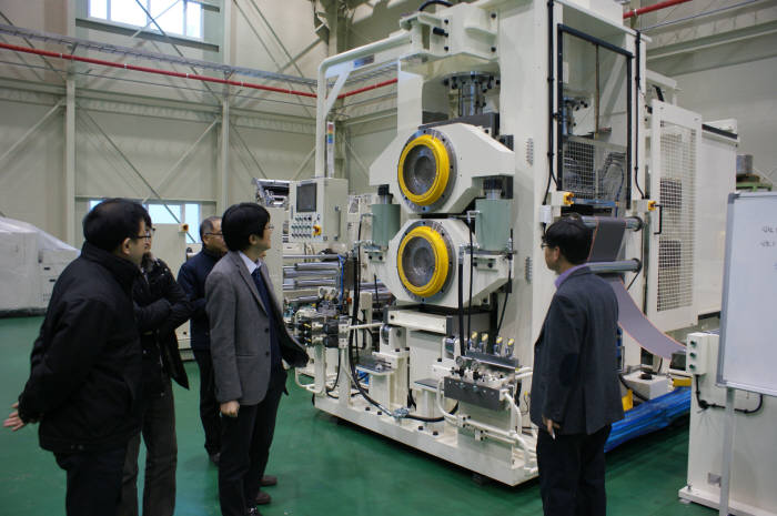 해외바이어들이 차세대사업 지원을 받은 씨아이에스의 생산라인을 둘러보고 있다.