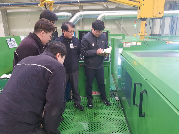 차세대사업의 지원을 받은 성진포머 직원들이 연구개발과 관련해 의견을 나누고 있다.