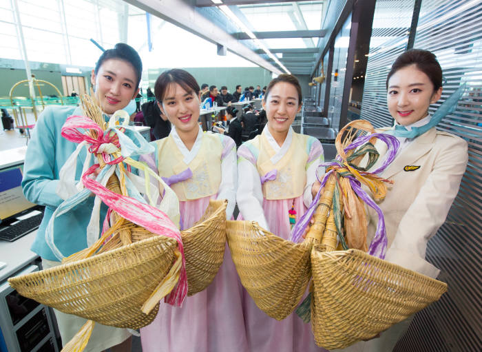 대한항공 직원들이 인천국제공항 제2여객터미널 대한항공 탑승수속카운터에서 '복조리 걸기' 행사를 열었다.