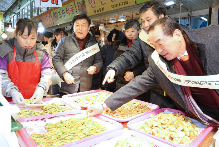 박성택 중소기업중앙회장(왼쪽 두 번째)이 6일 경기도 광명시 광명시장을 찾아 전통시장을 둘러보고 있다