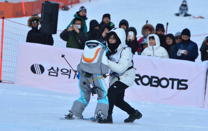 스키로봇대회, '엎치락 뒤치락' 누가 이길까?