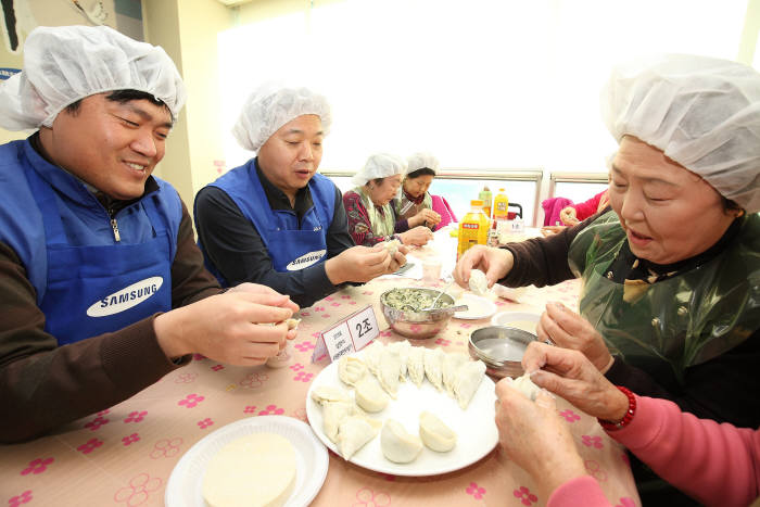 8일 삼성전자 수원사업장(삼성디지털시티) 임직원들이 수원 버드내노인복지관 어르신들과 만두를 빚었다.