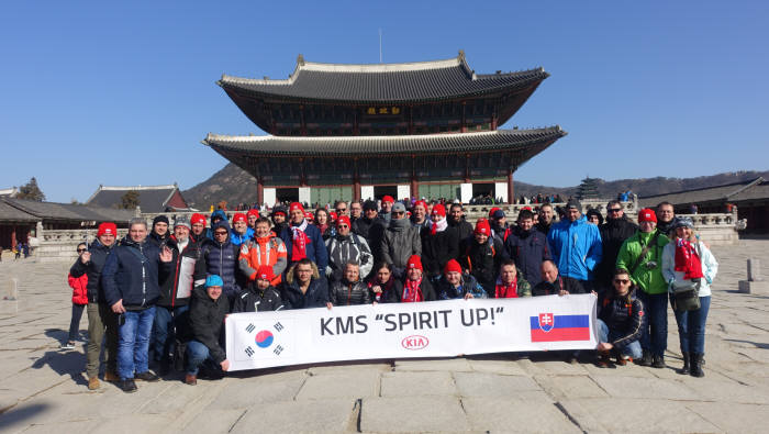 기아자동차 슬로바키아 공장 직원들이 경복궁 근정전 앞에서 기념사진을 촬영하는 모습 (제공=기아자동차)