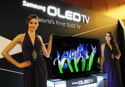 삼성전자가 2012년 10월 발표한 LTPS TFT 기반의 RGB 방식 55인치 OLED TV.