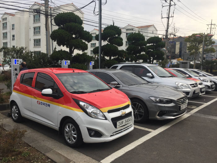 한전 제주지역본부 주차장에 설치된 지능형 멀티 충전소. 일반 내연기관차와 전기차가 상관없이 주차하고 충전도 자유롭게 할 수 있다.