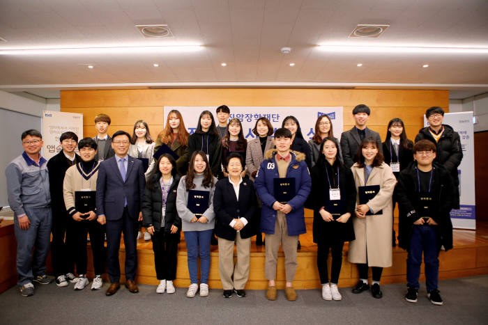 장학증서 수여식에 참석한 매일유업 임원들과 진암장학재단 장학생들.