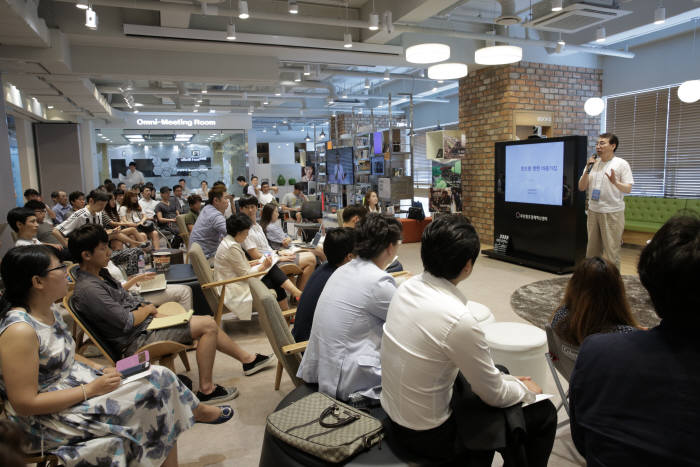 부산창조경제혁신센터의 중소기업, 스타트업, 예비 창업자를 위한 판로지원 설명회.