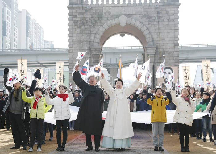 문재인 대통령과 김정숙 여사가 3.1절 기념 행사를 마친 후 만세 삼창을 하고 있다<출처:청와대>.