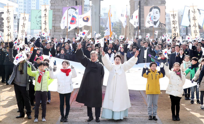 독립문 앞에 울려퍼진 '만세 삼창'