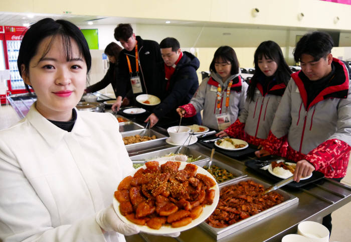 신세계푸드가 지난 3일 삼겹살데이를 맞아 강원도 평창 패럴림픽 선수촌, 올림픽 플라자 등 운영인력 식당 5곳에서 자원봉사자, 조직위원회 관계자 등 3,000여명에게 한돈 삼겹살을 활용한 메뉴를 제공하고 대회의 성공 개최를 기원했다.