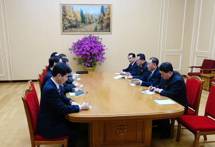 정의용 청와대 국가안보실장, 서훈 국가정보원장 등 대북 특별사절단이 5일 방북했다. 특사단이 김정은 위원장과의 만찬에 앞서 평양 고방산 초대소에서 김영철 북한 통일전선부장 겸 노동당 중앙위원회 부위원장(오른쪽 두 번째), 리선권 조국평화통일위원회 위원장(오른쪽 세 번째) 등 북측 관계자와 환담하고 있다. <사진제공 청와대>