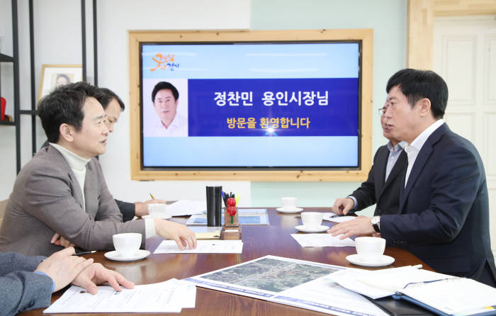 정찬민용인시장(오른쪽)이 남경필 경기도지사와 면담을 통해 '2035 도시기본계획'을 조속히 확정해줄 것을 요청했다.