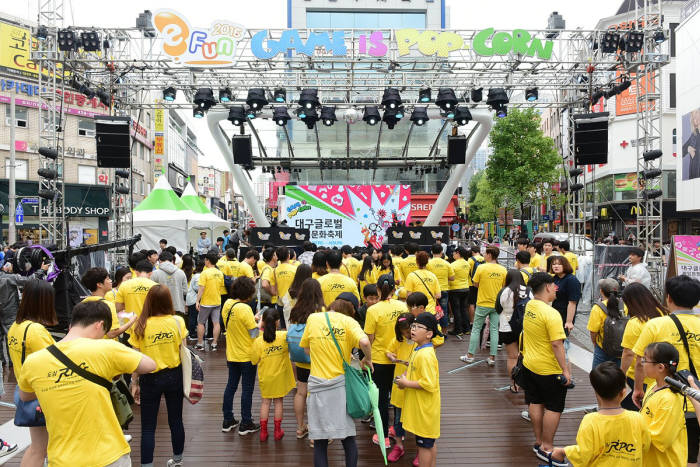 대구글로벌게임문화축제는 시내 중심가인 '동성로'에 무대와 체험시설을 만들어 행사를 펼친다는 것과 함께, 패션쇼나 공연 등 문화콘텐츠와 접목시켜 게임을 남녀노소가 즐길 수 있는 문화콘텐츠로서 바라볼 수 있도록 만든다는 점에서 큰 의의를 가진다. (사진=전자신문DB)