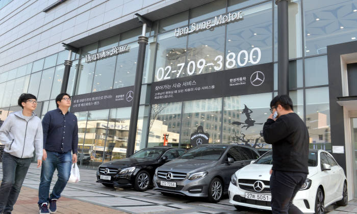 메르세데스-벤츠와 BMW가 2월 한국 시장에서 국내 완성차 업체인 한국지엠, 르노삼성차 판매량을 앞질렀다. 벤츠 한성자동차 용산전시장 전경. 박지호 기자 jihopress@etnews.com