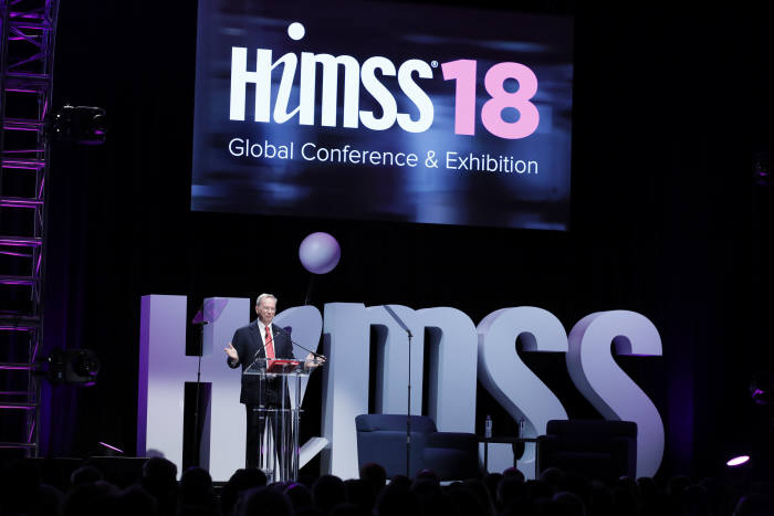 6일(현지시간) 미국 라스베이거스에서 열린 'HIMSS 2018'에서 에릭 슈미트 전 구글 최고경영자(CEO)가 기조연설을 하고 있다.(자료: HIMSS 사무국)