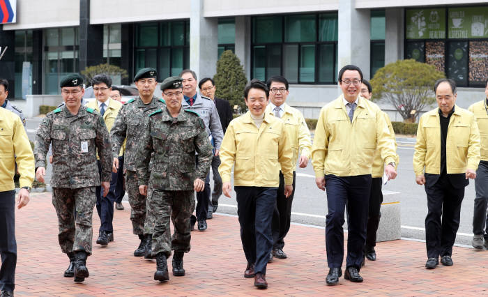 남경필 경기도지사(가운데)가 7일 경기도 인재개발원에서 열린 '경기도 통합방위협의회'에 참석했다.