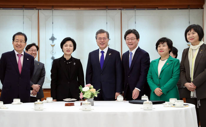 문 대통령과 여야 5당 대표가 7일 청와대에서 회동했다. <사진 청와대>