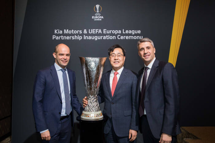 피터 월렘스 UEFA 마케팅 스폰서십 총괄, 조용원 기아자동차 전무, 에르난 크레스포 아르헨티나 축구선수가 기아자동차·UEFA 유로파 리그 공식 후원' 조인식에서 유로파 리그 우승컵 앞에서 기념 촬영했다