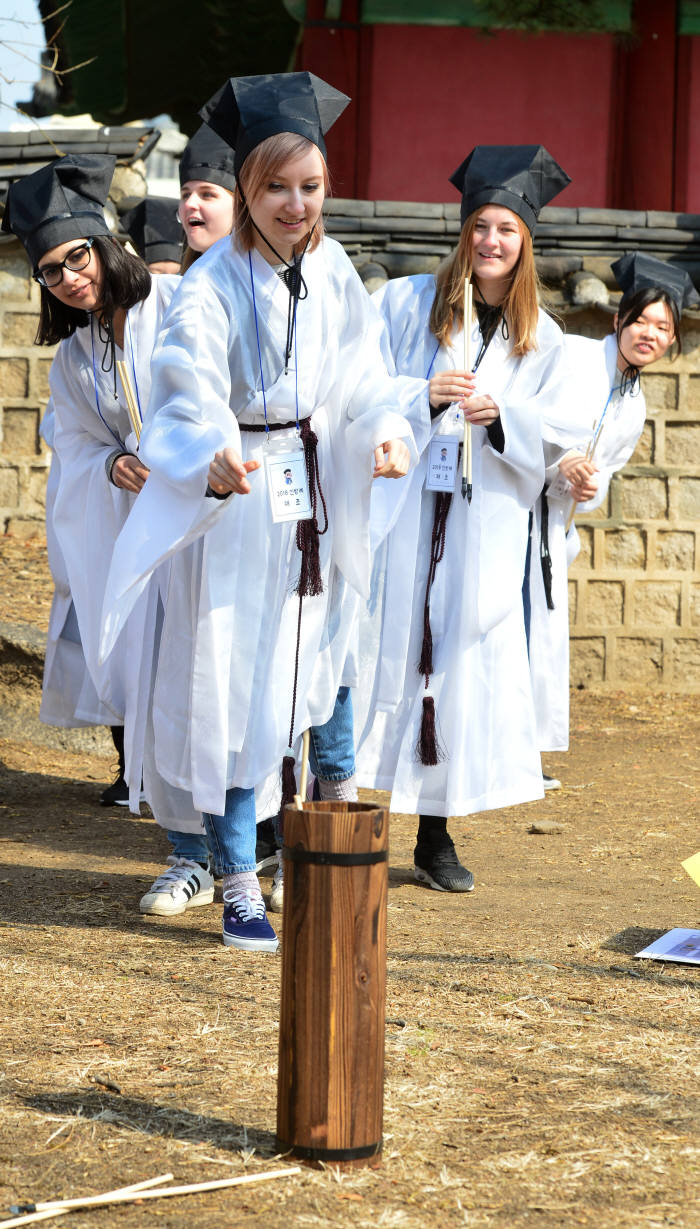 성균관대, 신구 조화 신입생 환영식 '신방례' 개최