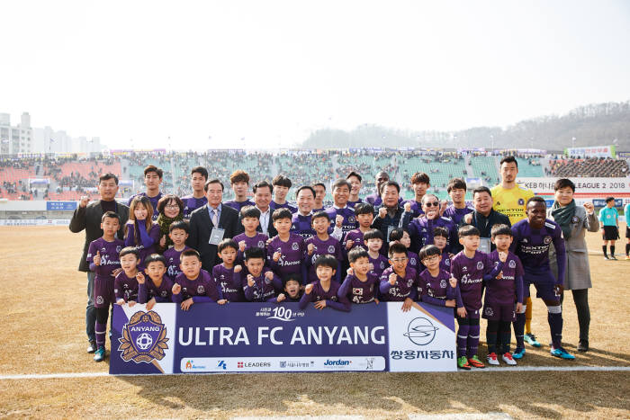 최종식 쌍용자동차 대표이사(셋째줄 오른쪽 네 번째), FC 안양 구단주 이필운 안양시장(셋째줄 가운데) 등이 11일 안양종합운동장에서 열린 2018 K리그2 FC 안양 홈개막전에서 FC 안양 선수단과 기념촬영을 하고 있다.