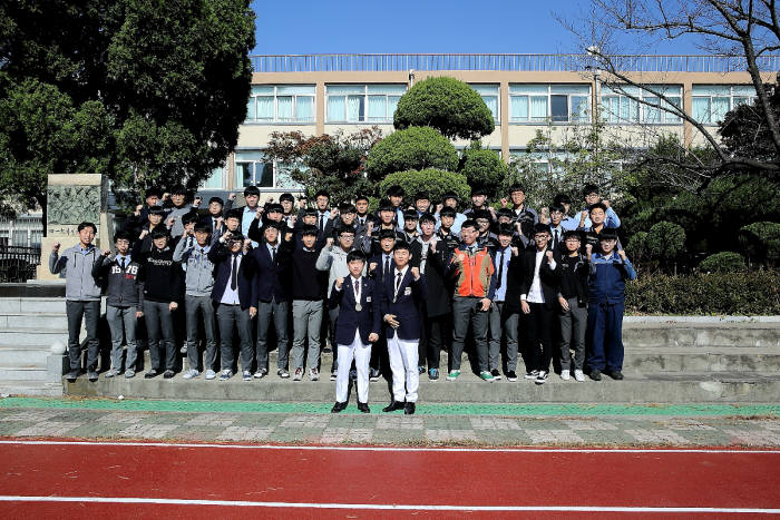 인천기계공고는 '21세기 대한민국 글로벌 창의적 기술인재 육성'을 모토로 교육과정을 운영하며 각종 기능대회에서 우수한 성적을 올렸다. 재학생이 기념촬영했다.