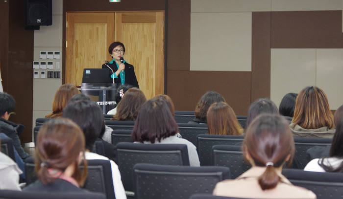 여명숙 게임물관리위원회 위원장(왼쪽 상단)이 2018년 자체등급분류모니터링단을 대상으로 강의하고 있다.