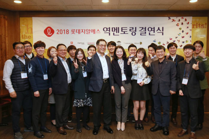 22일 롯데지알에스㈜ TGI프라이데이스 메세나폴리스점에서 임원진 및 직원들이 역멘토링 결연식 행사 후 기념촬영을 하고 있다