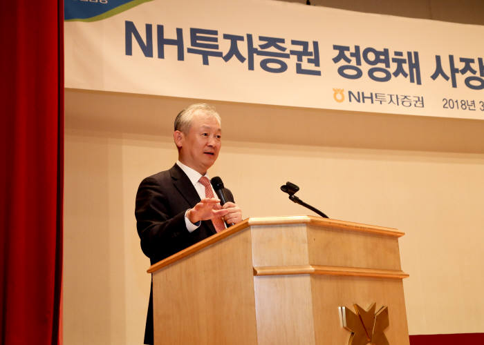 정영채 NH투자증권 신임 사장이 23일 서울 여의도 본사에서 열린 기자간담회에서 기자들의 질문에 답변을 하고 있다.