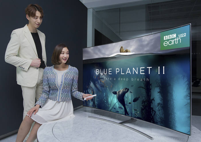 삼성전자 모델이 이 달부터 새롭게 추가된 'BBC Earth UHD 2' 채널을 통해 '블루 플래닛2(Blue Planet2)' UHD 화질 다큐멘터리 영상을 시청하고 있다.