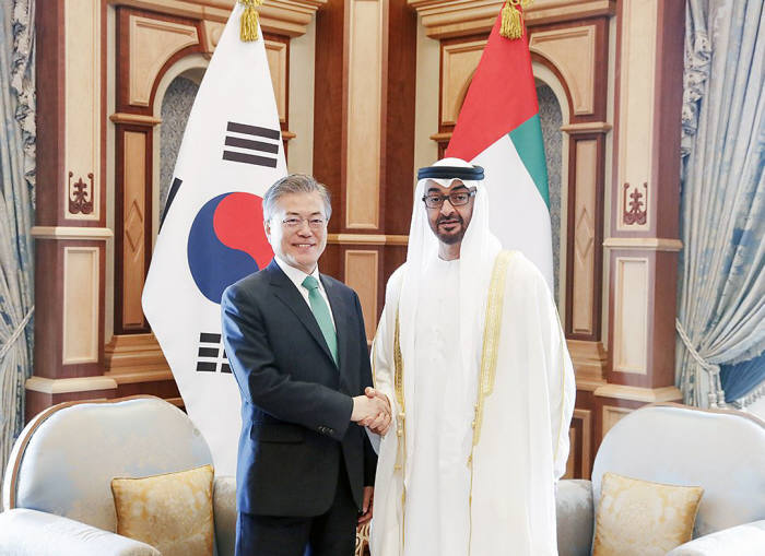 문재인 대통령과 25일(현지시간) 모하메드 UAE 왕세제가 정상회담 전 기념촬영을했다.<출처:청와대>