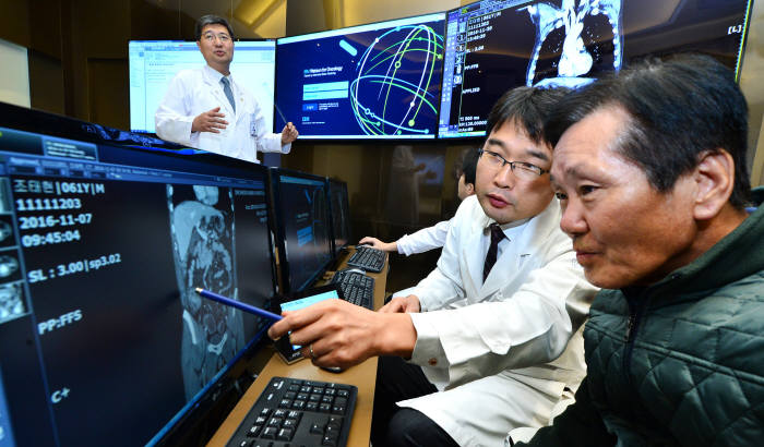 가천대 길병원 의료진이 IBM 왓슨포 온콜로지를 활용해 암 환자를 진료하고 있다.(자료: 전자신문DB)
