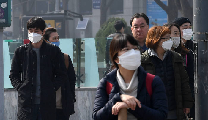 미세먼지 가득 '꼭 마스크 하고 다니세요'