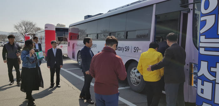 한국전자정보통신산업진흥회는 28일 '가전제품 무상점검 순회 서비스'를 통해 가전제품과 휴대전화 무상점검 서비스를 제공했다.