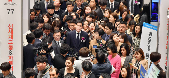 김영주 고용노동부 장관과 정용진 신세계그룹 부회장 상생채용박람회에 가다