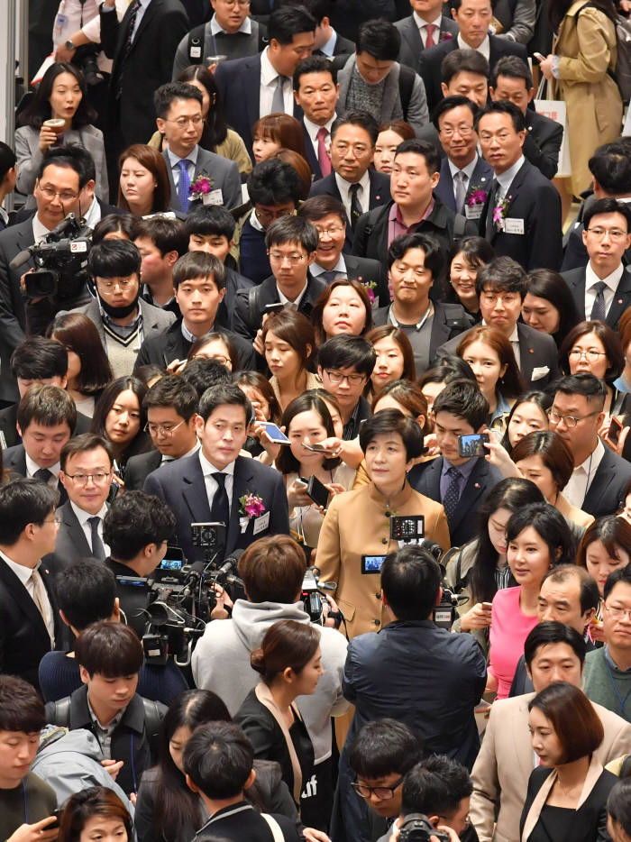 김영주 고용노동부 장관과 정용진 신세계그룹 부회장 상생채용박람회에 가다