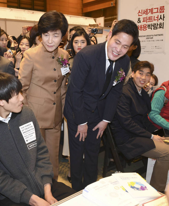 김영주 고용노동부 장관과 정용진 신세계그룹 부회장 상생채용박람회에 가다