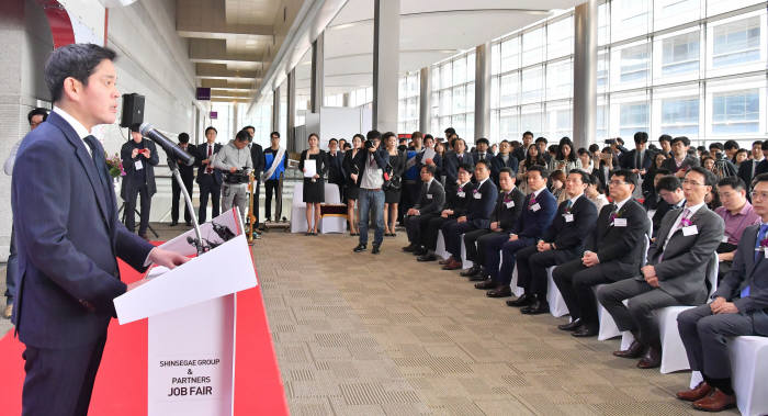 김영주 고용노동부 장관과 정용진 신세계그룹 부회장 상생채용박람회에 가다