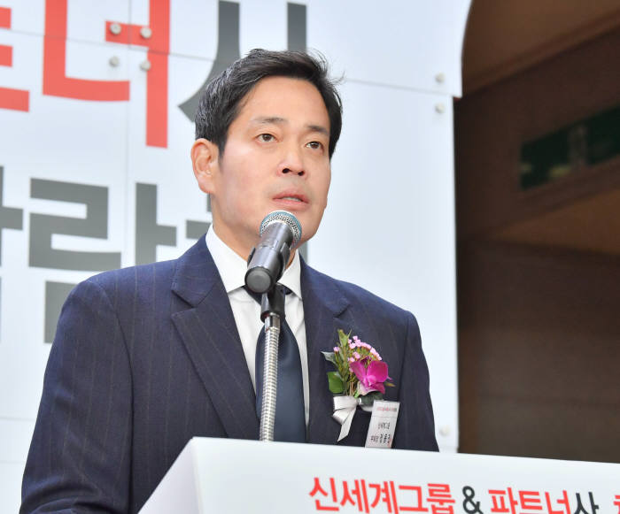 김영주 고용노동부 장관과 정용진 신세계그룹 부회장 상생채용박람회에 가다