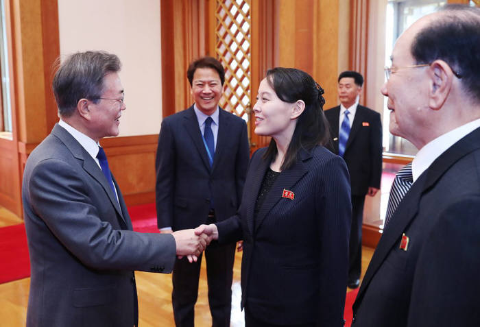 문재인 대통령이 지난달 10일 청와대에서 김여정 노동당 중앙위원회 제1부부장과 악수하고 있다.