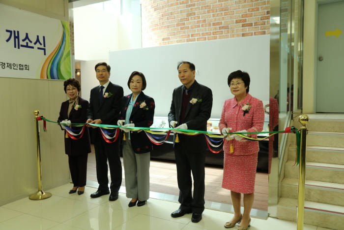 30일 열린 한국여성경제인협회 공동 브랜드 여움 홍보관 개소식에 참석한 관계자들이 테이프 커팅을 하고 있다. 사진 왼쪽부터 연스토리 박오순 대표, 한국여성경제인협회 이의준 상근부회장, 한국여성경제인협회 한무경 대표, 중소벤처기업부 이상훈 정책관, 한국여성경제인협회 정윤숙 수석부회장