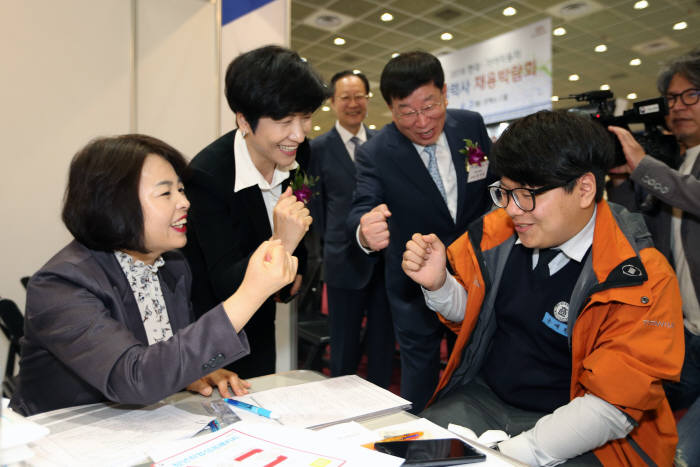 현대·기아차는 2일 서울 삼성동 코엑스(COEX)에서 김영주 고용노동부 장관, 권기홍 동반성장위원장, 박건수 산업통상자원부 산업정책실장, 김용근 자동차산업협회장, 이영섭 현대·기아차 협력회장, 윤여철 현대차 부회장 등 각계 관계자들이 참석한 가운데 '2018 현대·기아자동차 협력사 채용박람회' 개막 행사를 가졌다. (앞줄 왼쪽 두 번째) 김영주 고용노동부 장관, (앞줄 왼쪽 세 번째) 윤여철 현대차 부회장의 모습 (제공=현대·기아자동차)