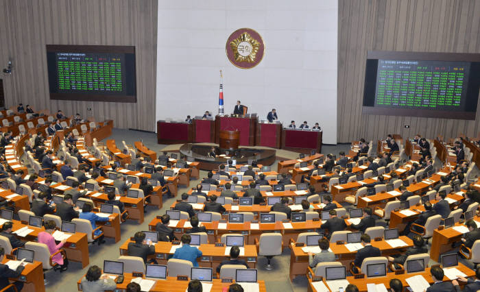 4월 국회 험로 예고...첫날부터 파행