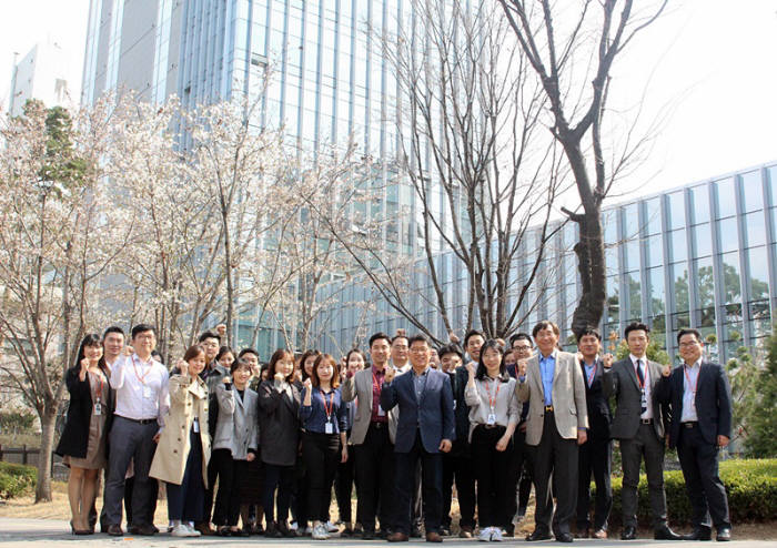 중견기업연합회 및 중견기업연구원 임직원이 3일 서울 마포구 새 사무국 앞에서 기념촬영했다.