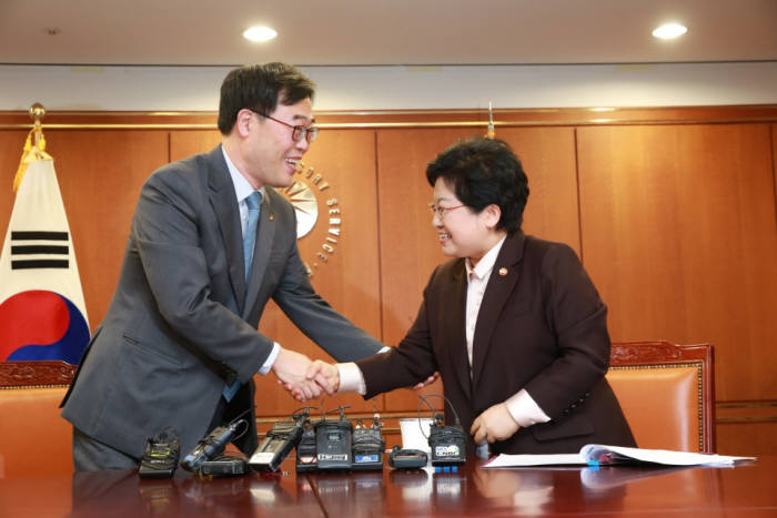 김기식 금감원장 "금융권 성차별 개선 위해 여가부와 협력하겠다"