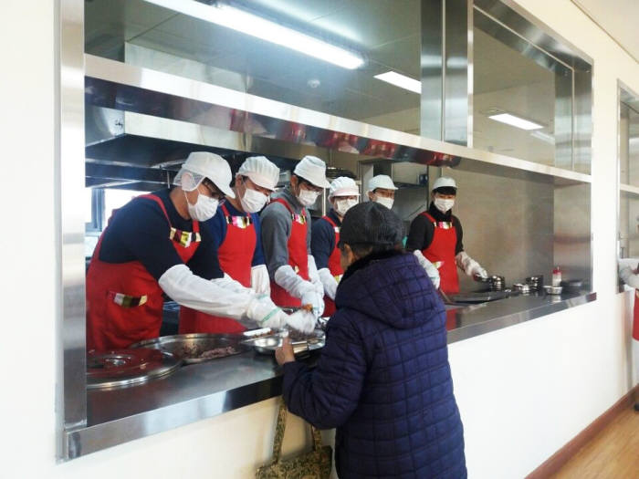 지난달 9일 경기도 의왕시 청계종합사회복지관에서 현대로템 직원들이 급식 봉사활동을 펼쳤다. (제공=현대로템)