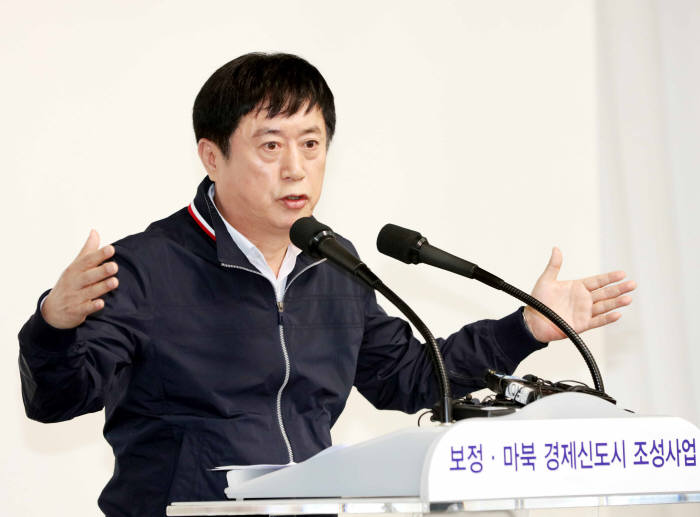 정찬민 용인시장이 9일 시청 브리핑룸에서 보정마북 경제신도시 조성사업을 설명하고 있다.