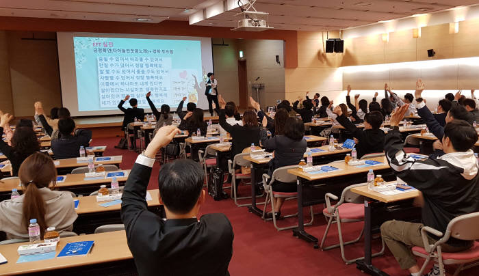 지난 11일 서울 중구 퇴계로 소재 충무아트홀에서 진행된 '퇴근 후 100분' 행사에서 참가 고객이 힐링 강의를 듣고 있다.