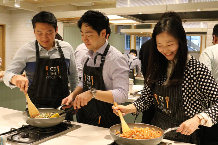 찬찬찬 프로젝트에 참가한 CJ제일제당 임직원들이 미혼한부모 가정에 전달할 반찬을 만들고 있다.