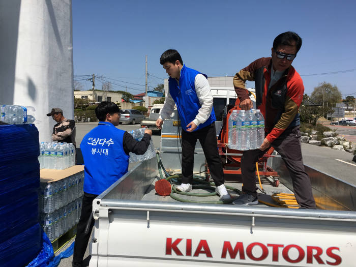 제주도개발공사 직원들이 가뭄으로 인해 식수난을 겪고 있는 전라남도 지역주민들에게 제주삼다수를 전달하고 있다.