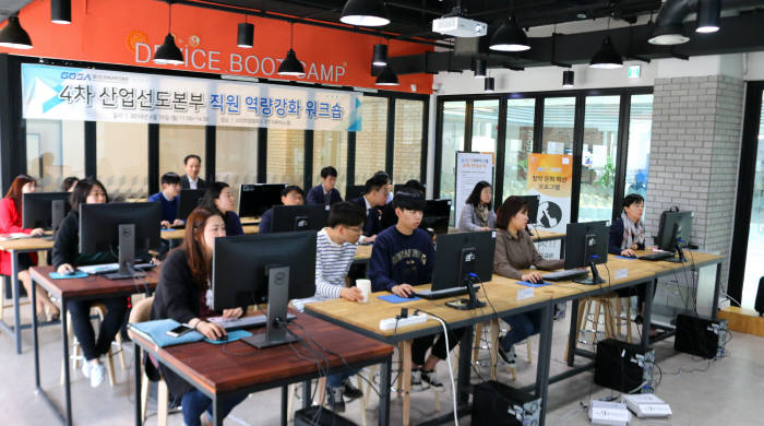 16일 경기도경제과학진흥원 4차산업선도본부는 판교 스타트업캠퍼스 내 K-ICT 디바이스랩에서 '스마트 디바이스 활용 역량강화 워크숍'을 개최했다.